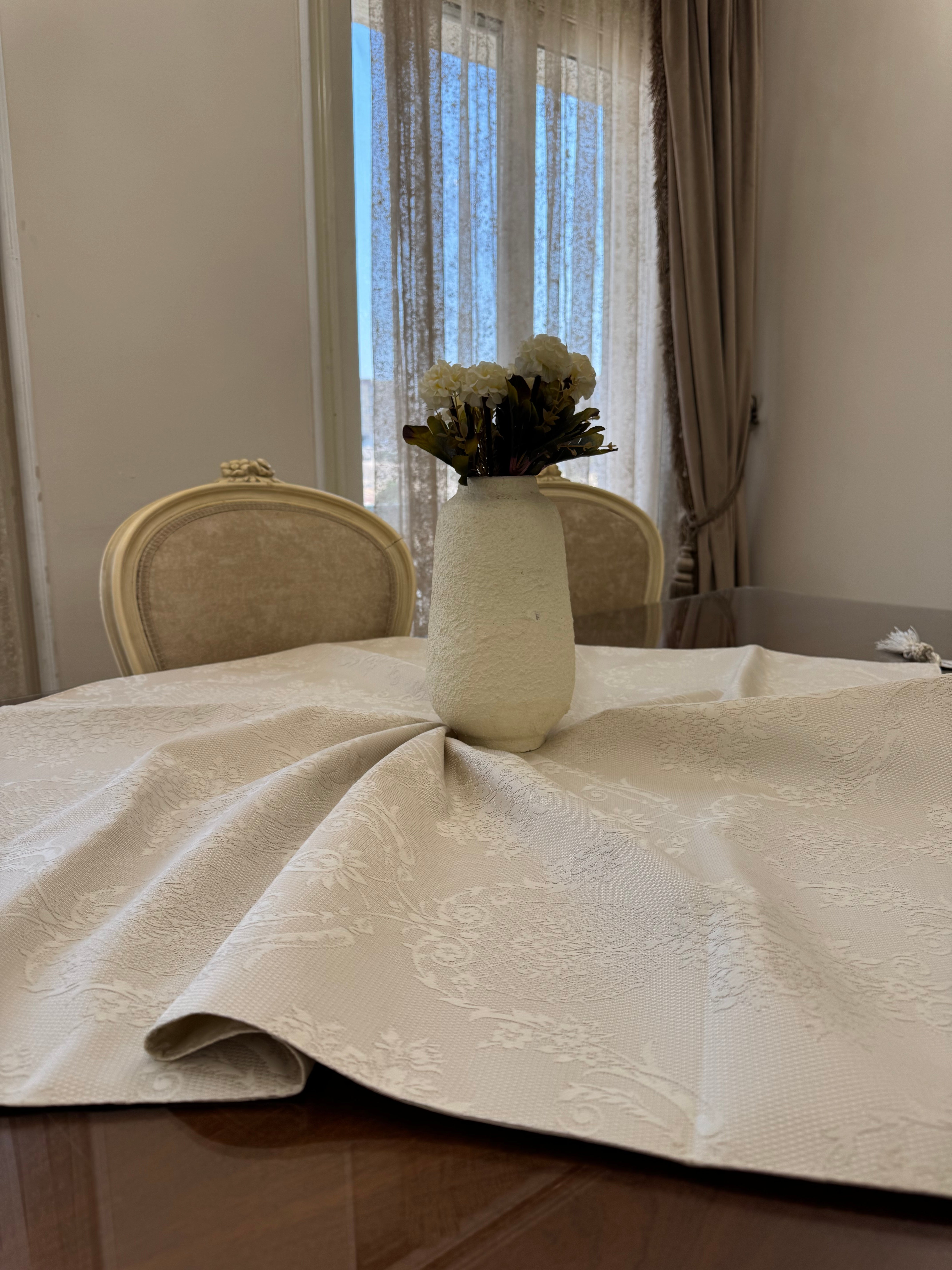 Royal offwhite square table cloth
