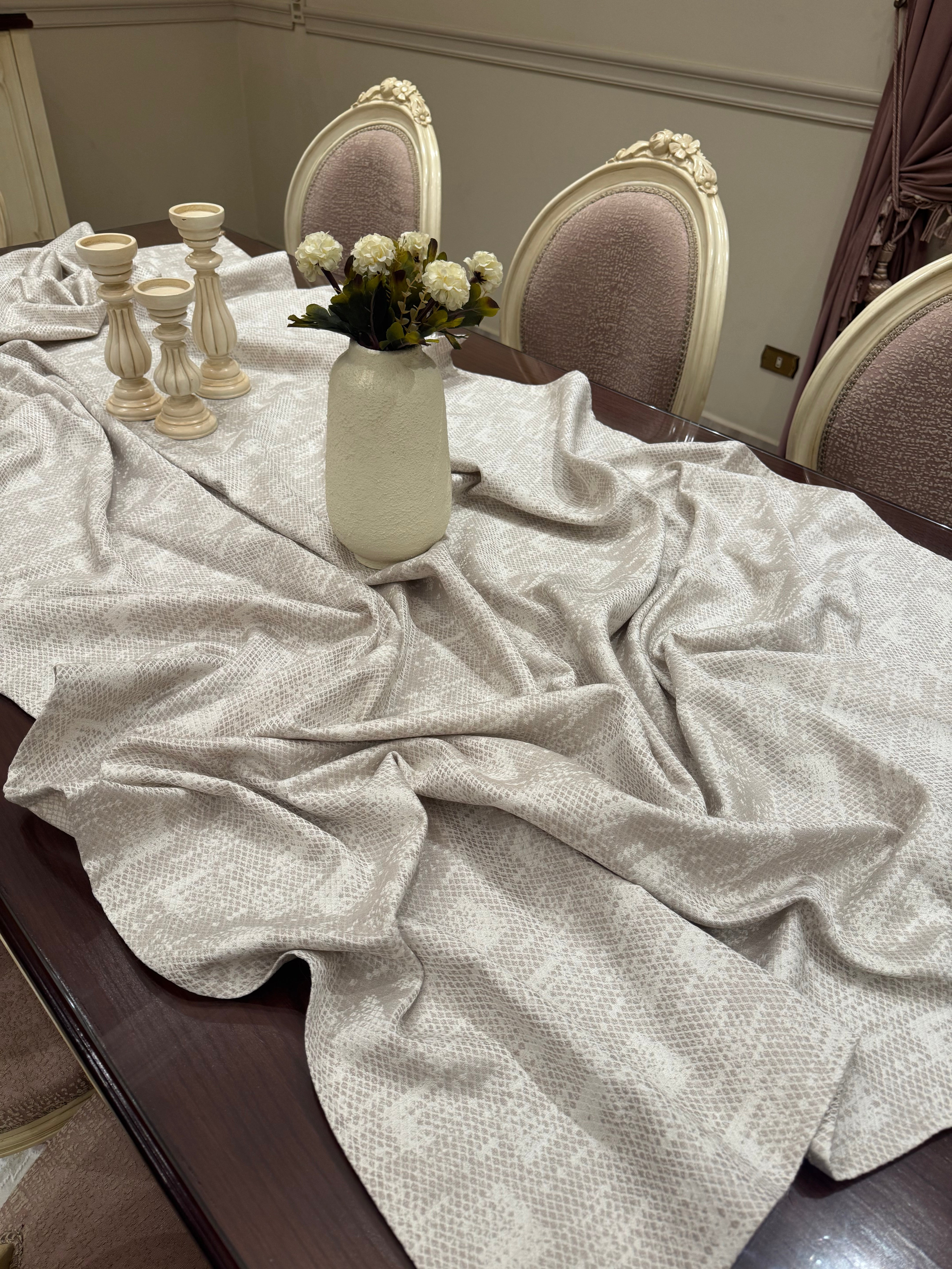 Aura table cloth