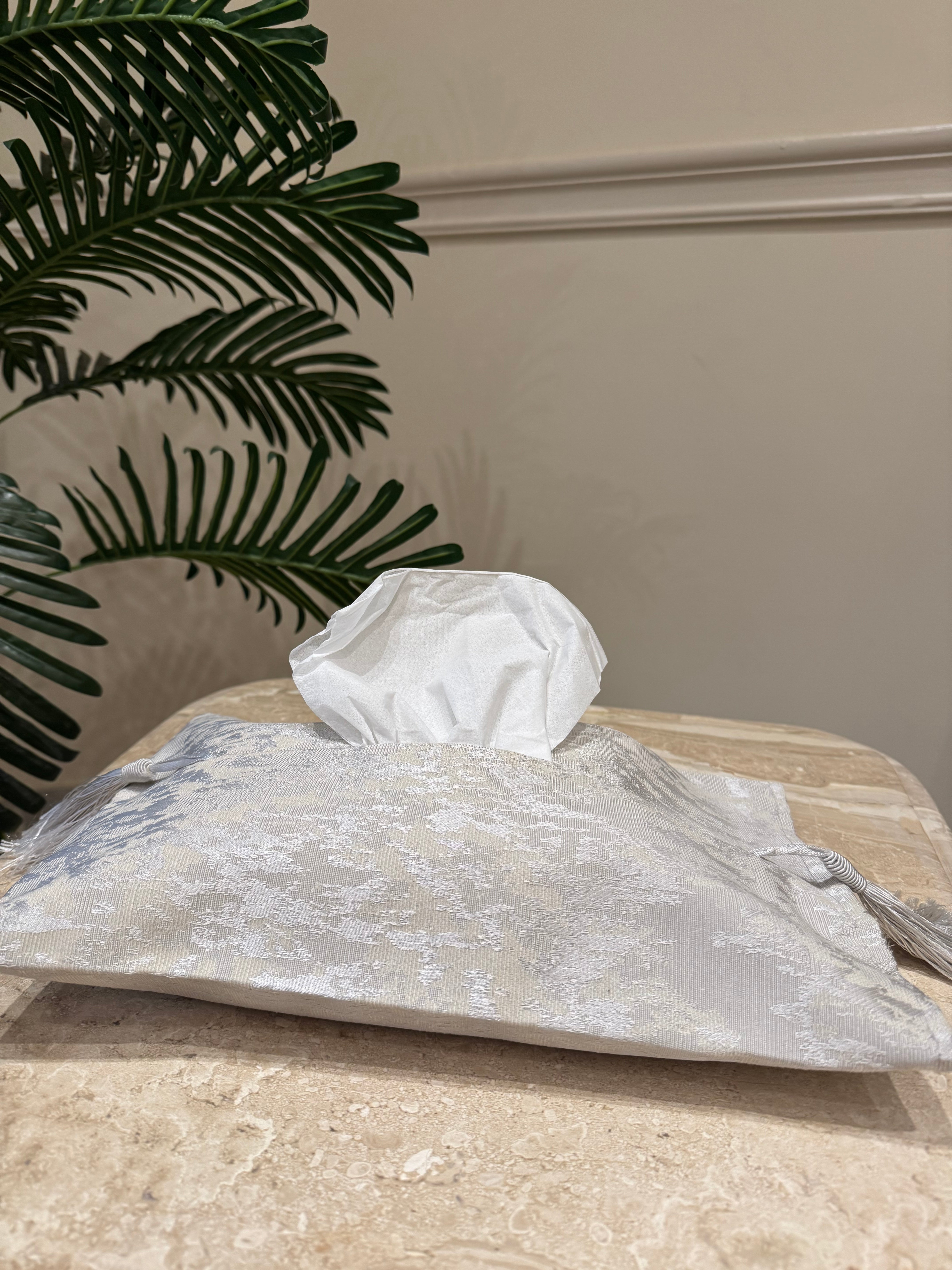 Wooded silver tissue cover