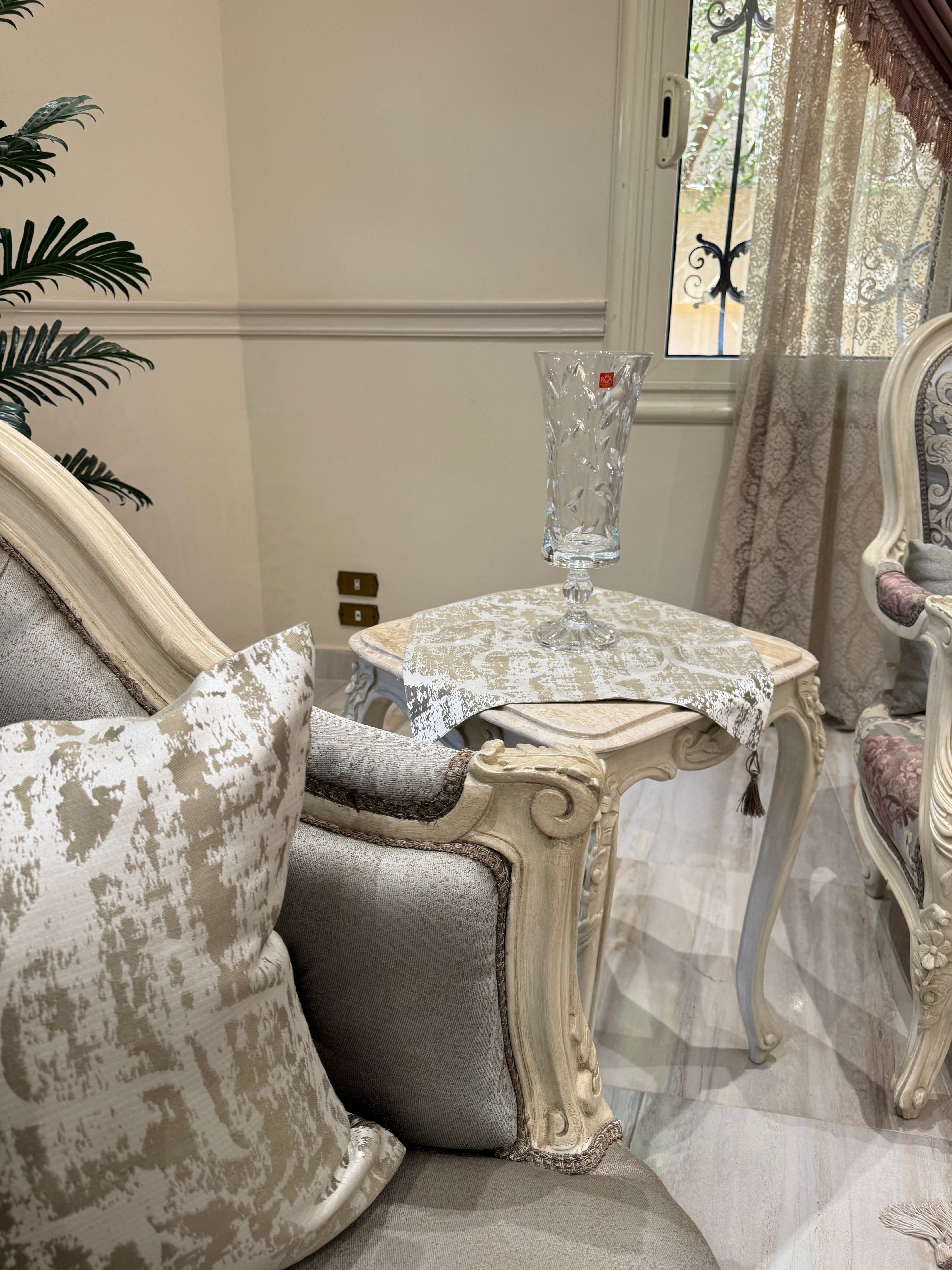 Wooded cafe*silver runner