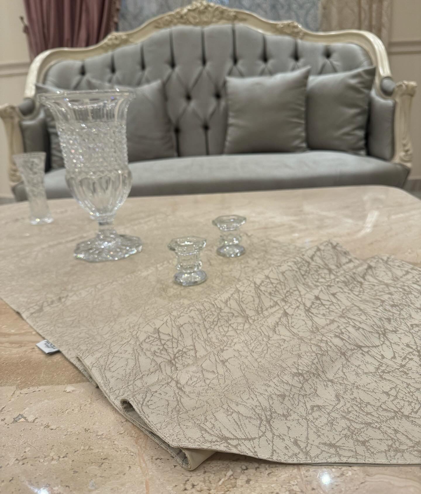 Cafe*gold table runner