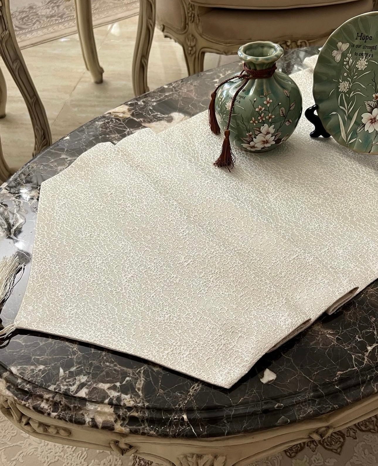 Crème table runner