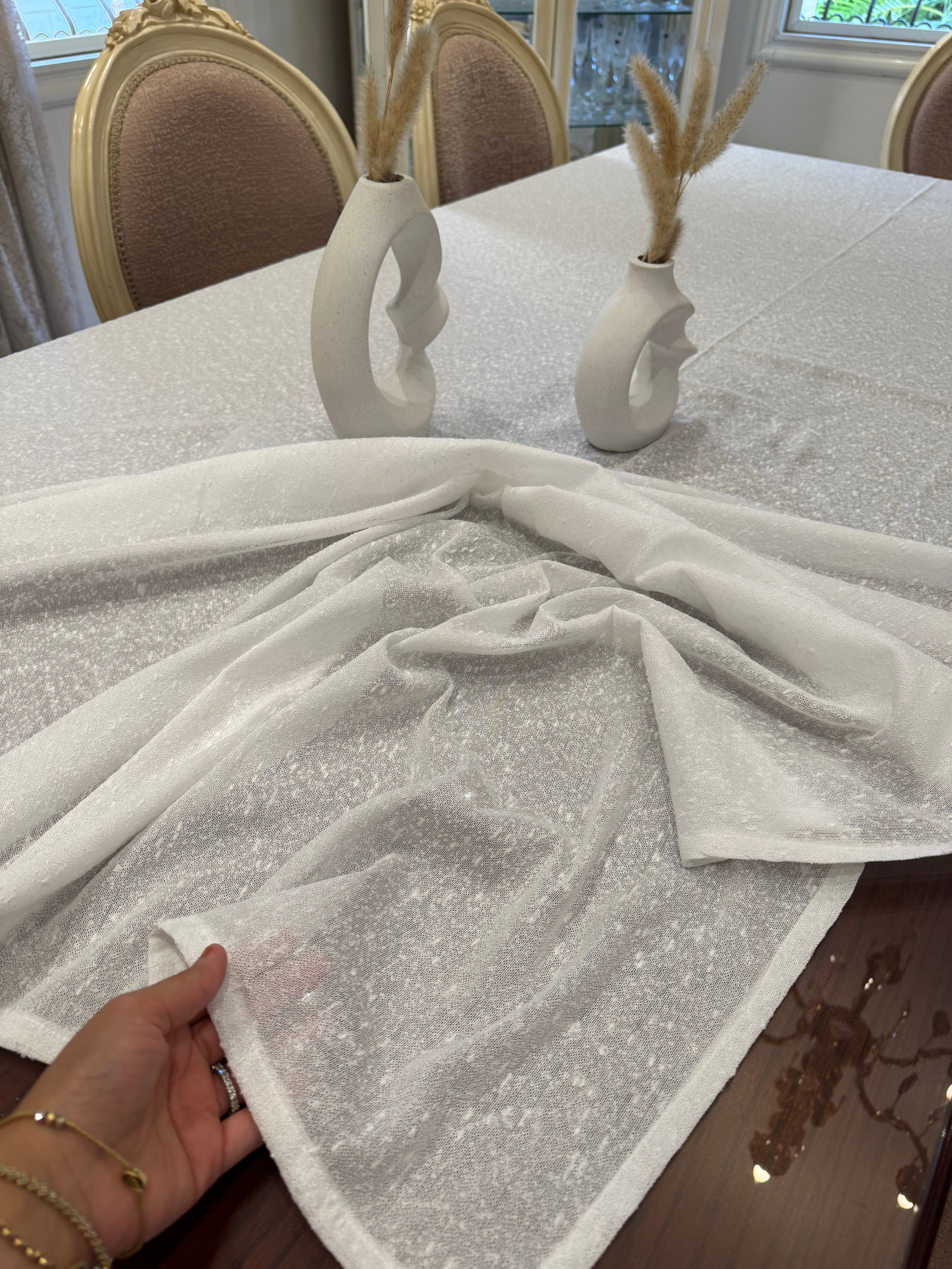Pointed white table cloth
