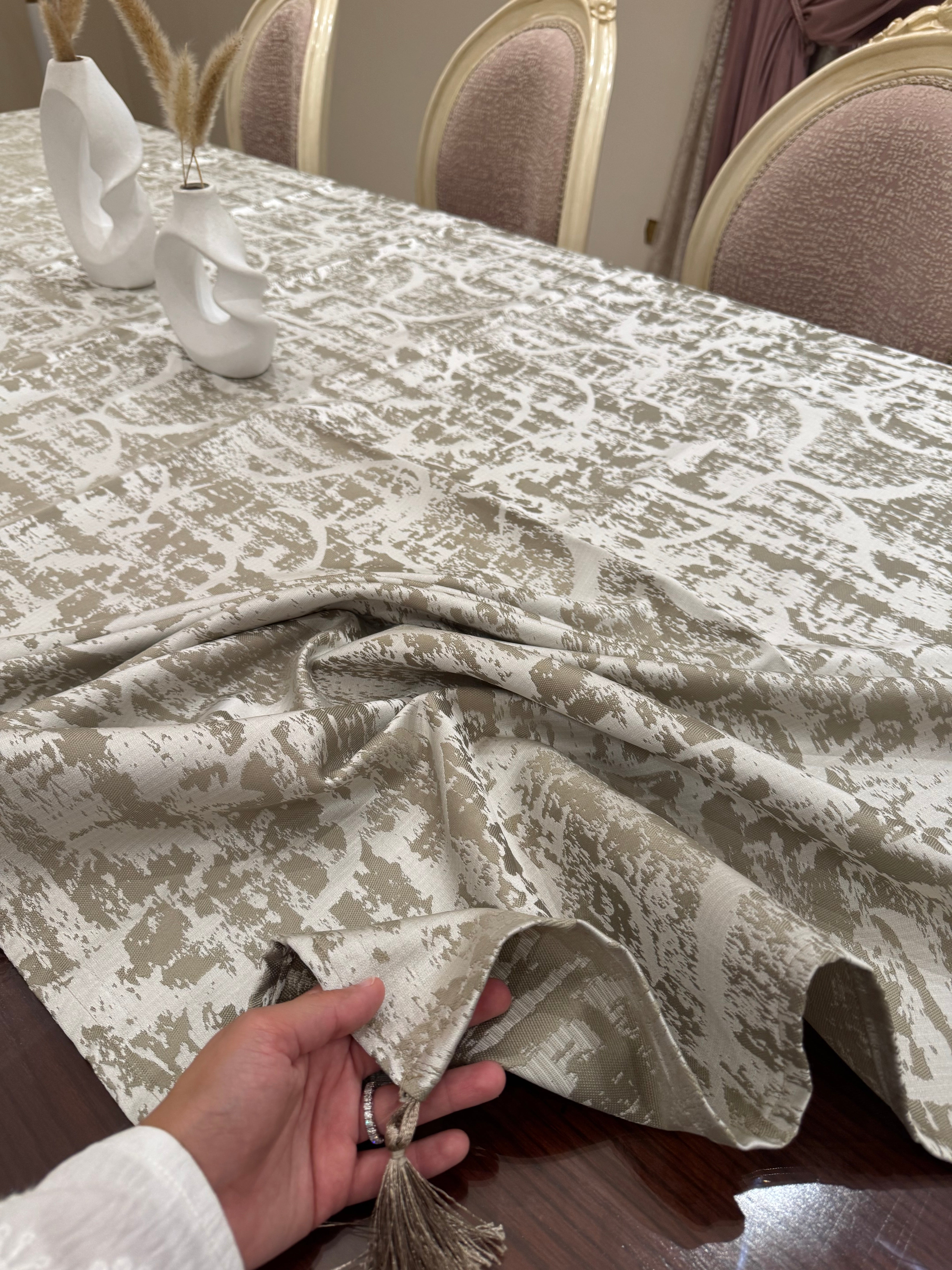 Wooded cafe*silver table cloth