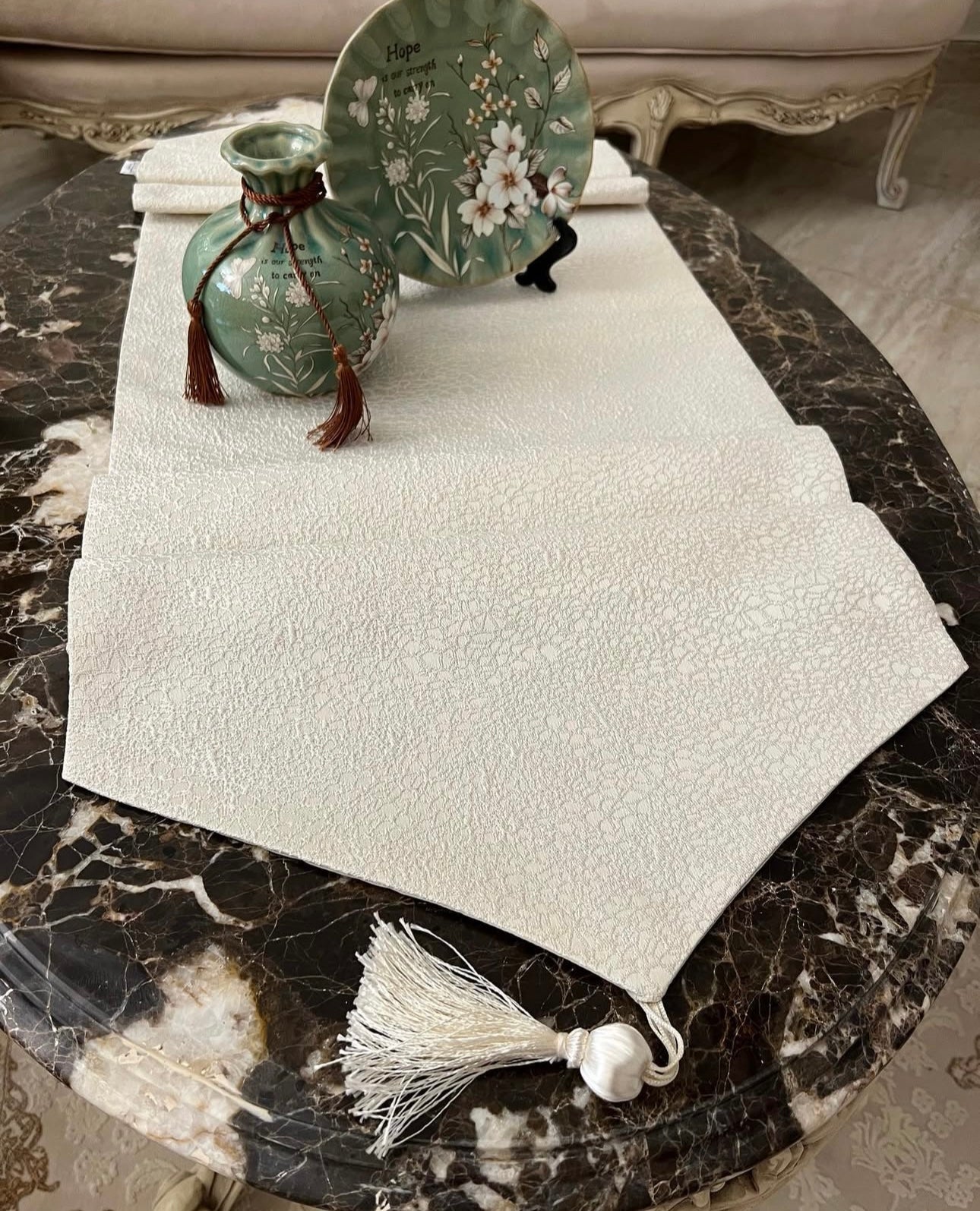 Crème table runner
