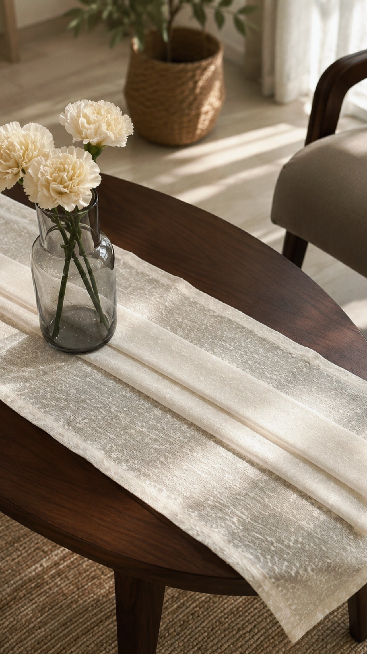 Pointed white runner