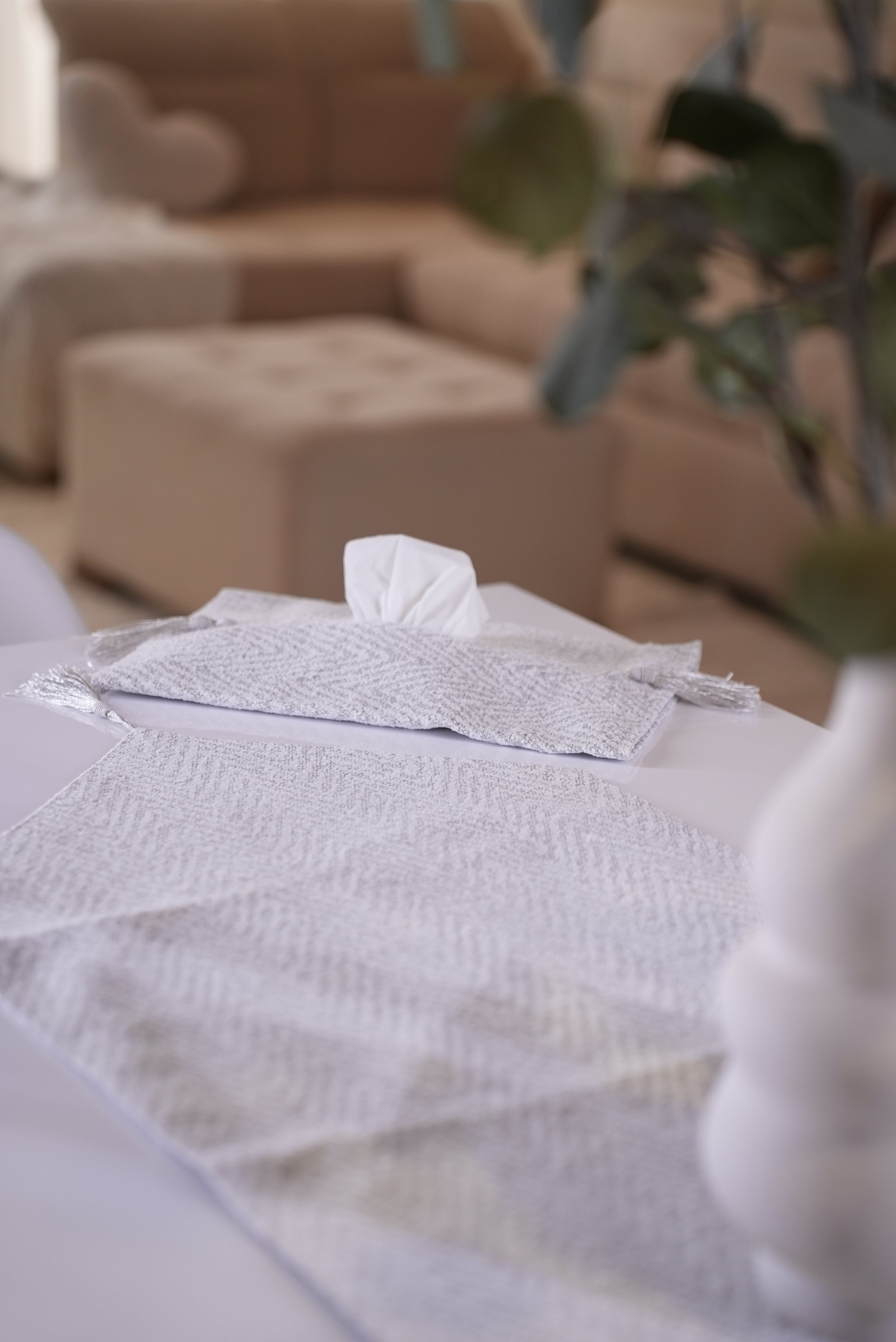 Grey*white modern table runner