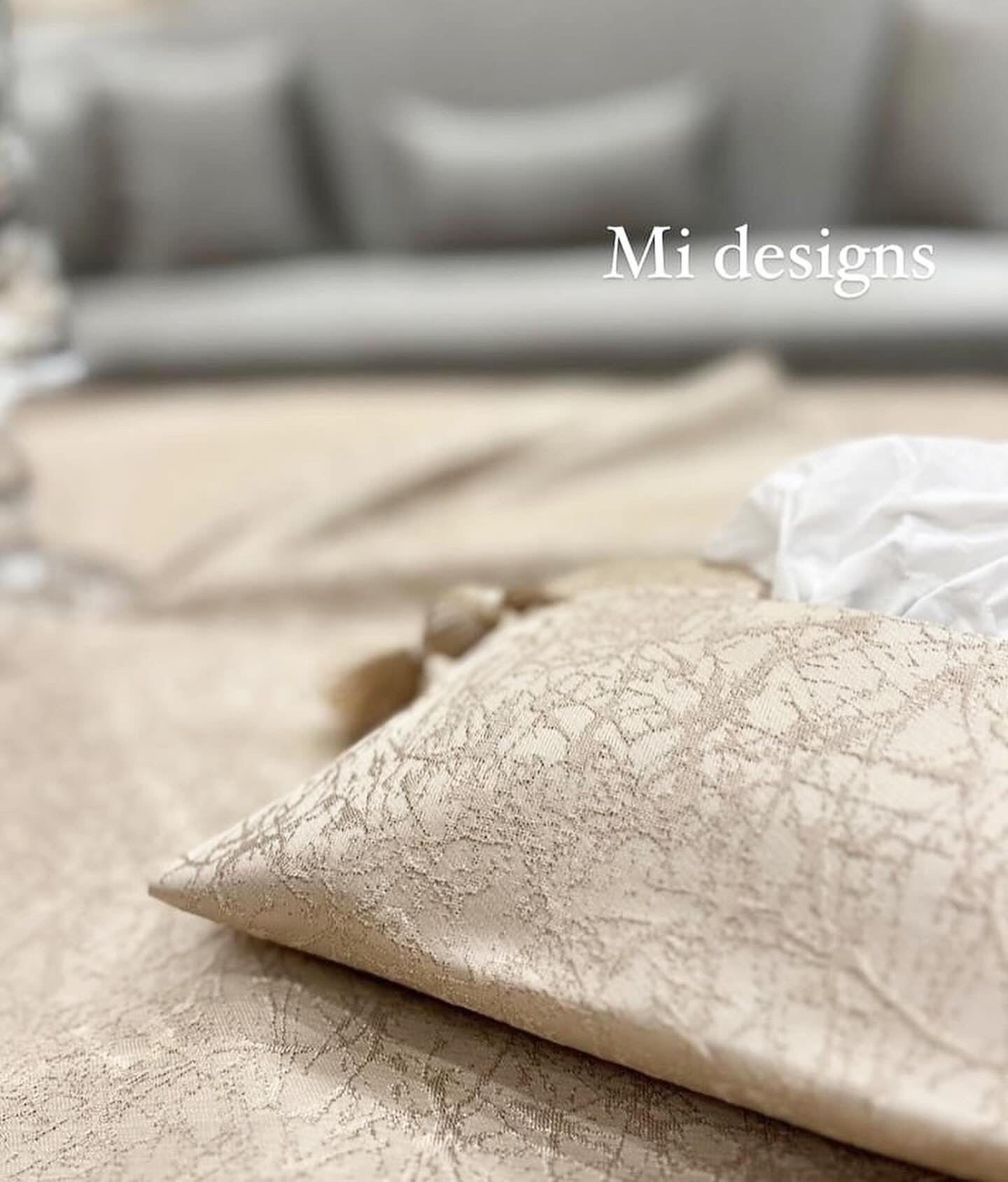 Cafe*gold table runner