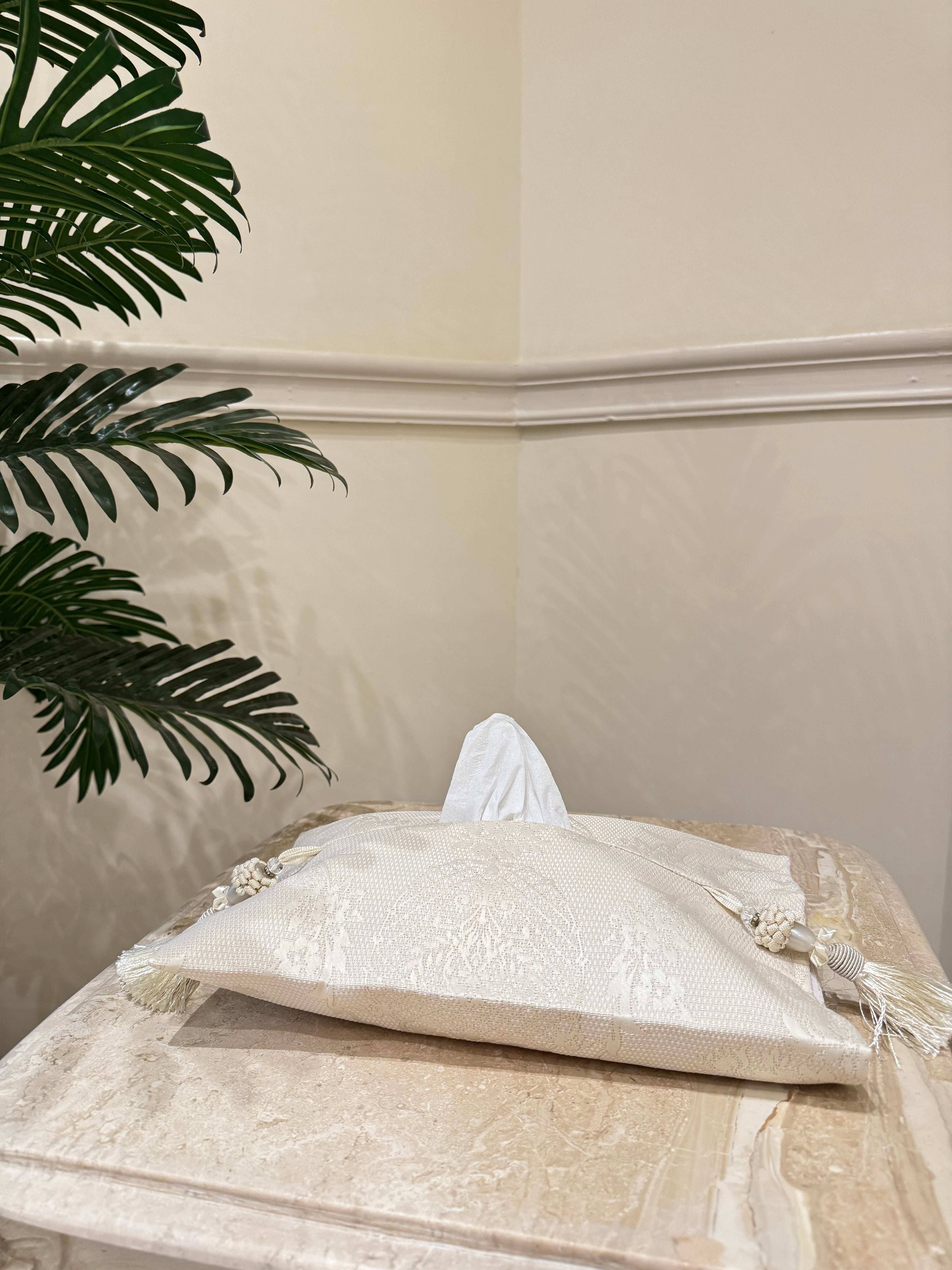 Royal offwhite table runner with tassels