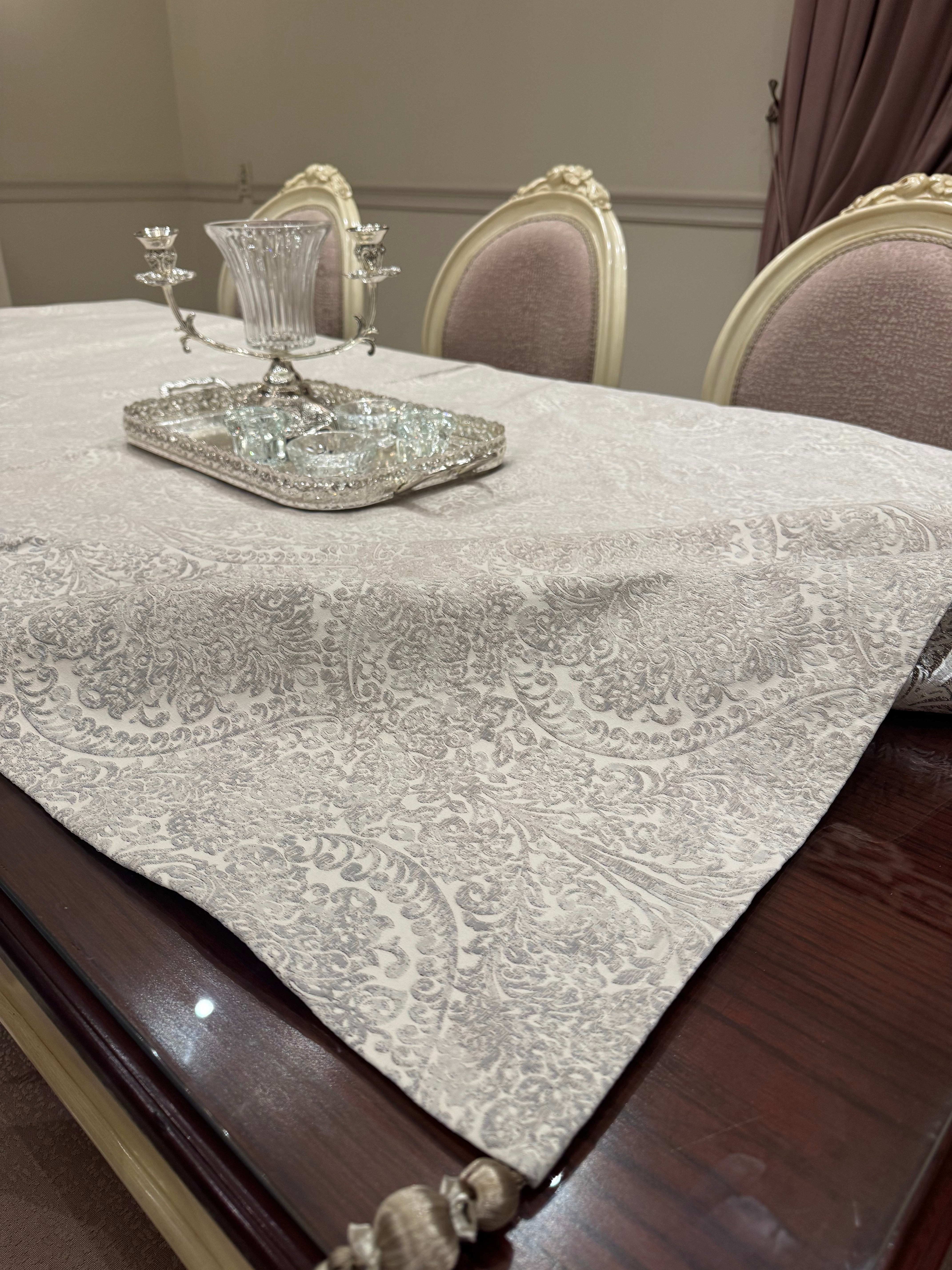 Vintage Grace table cloth