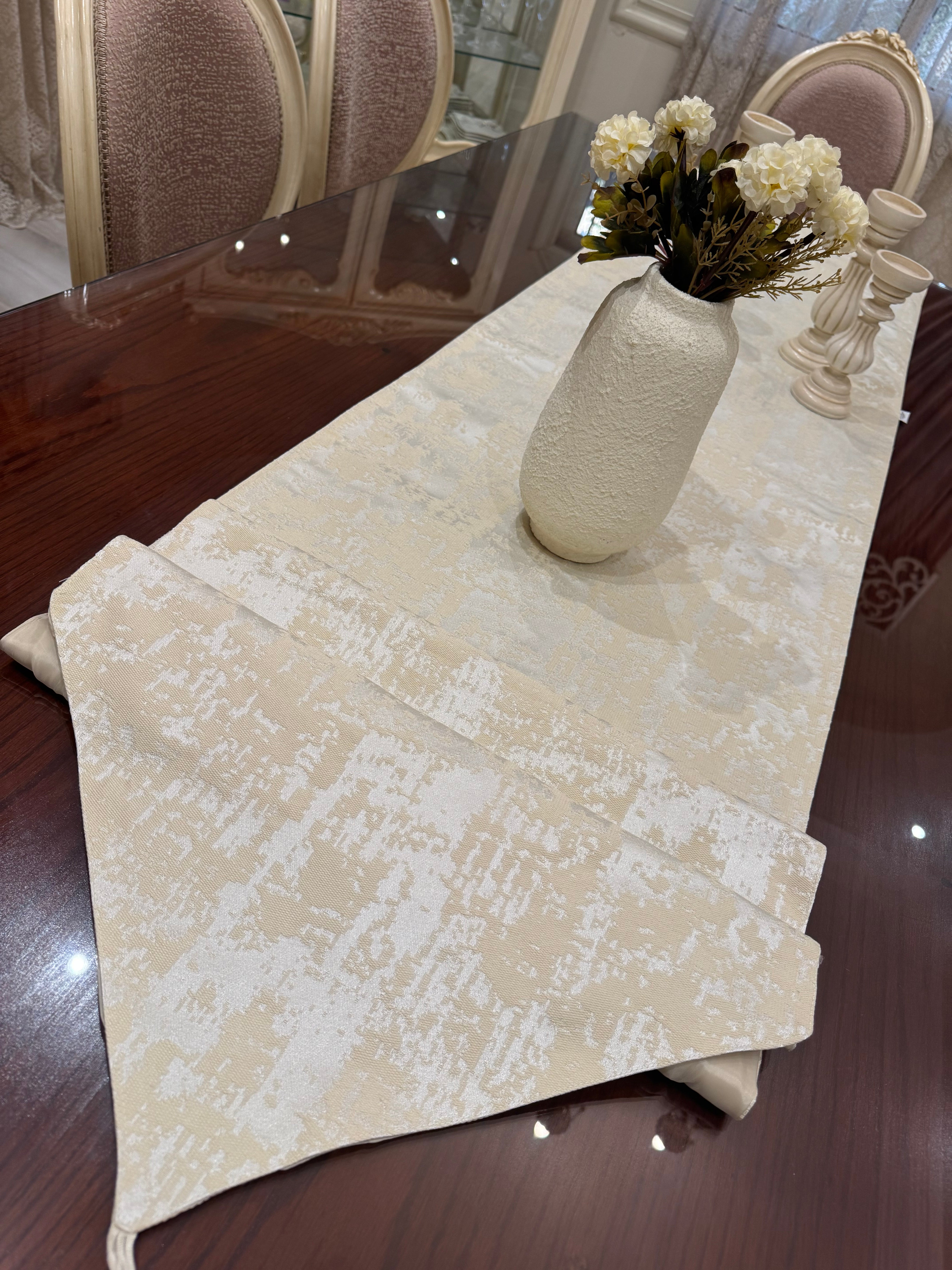 Wooded beige*offwhite table runner