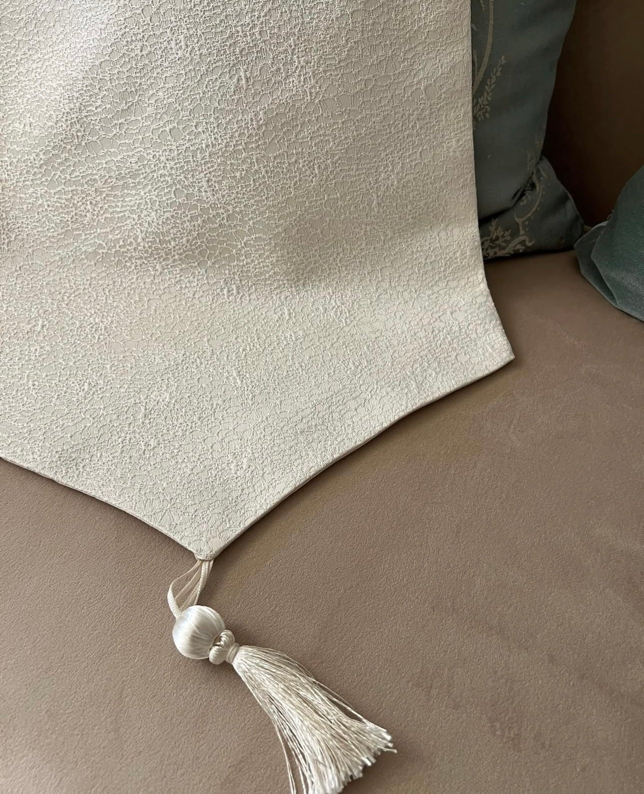 Crème table runner
