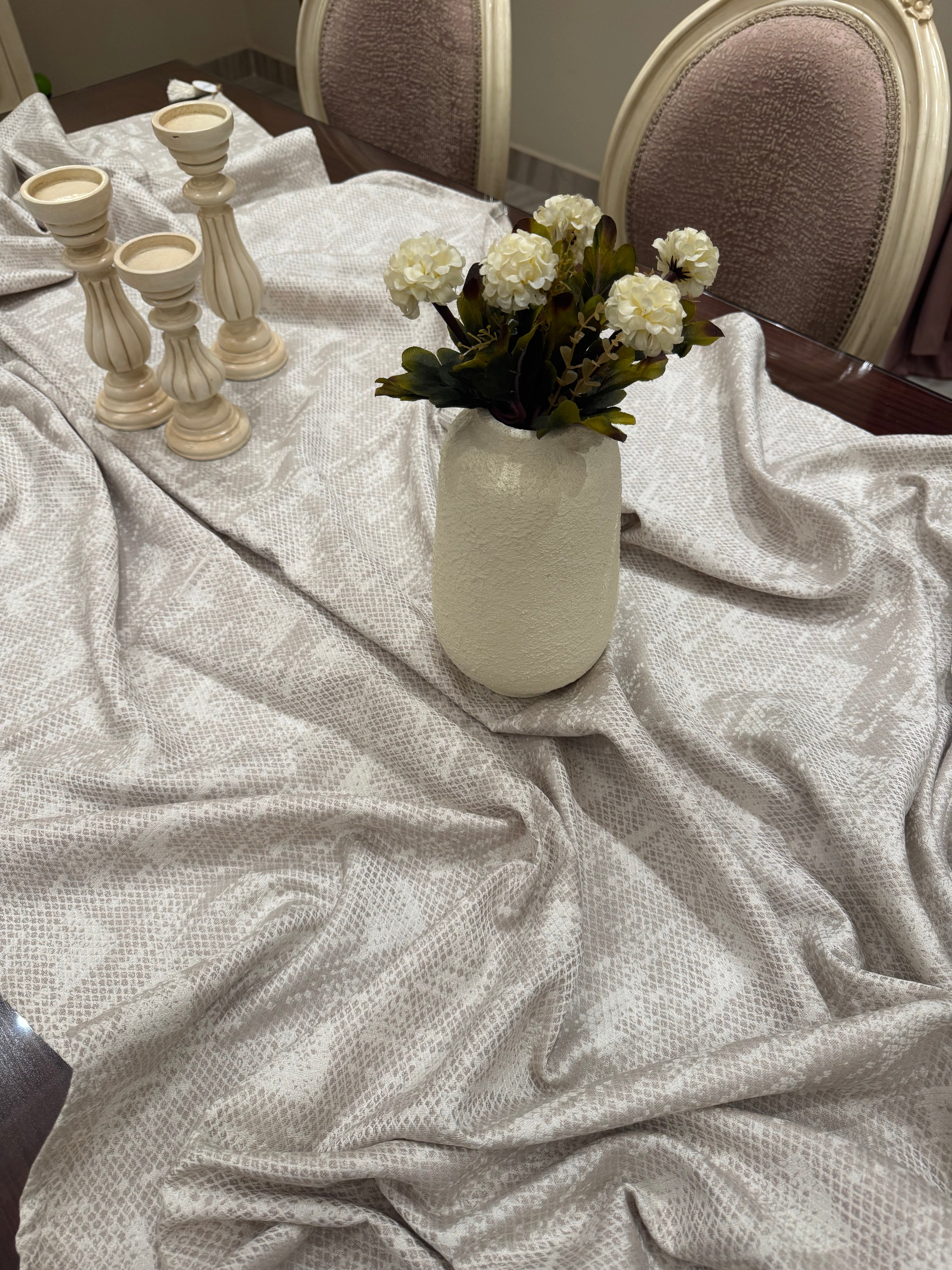Aura table cloth