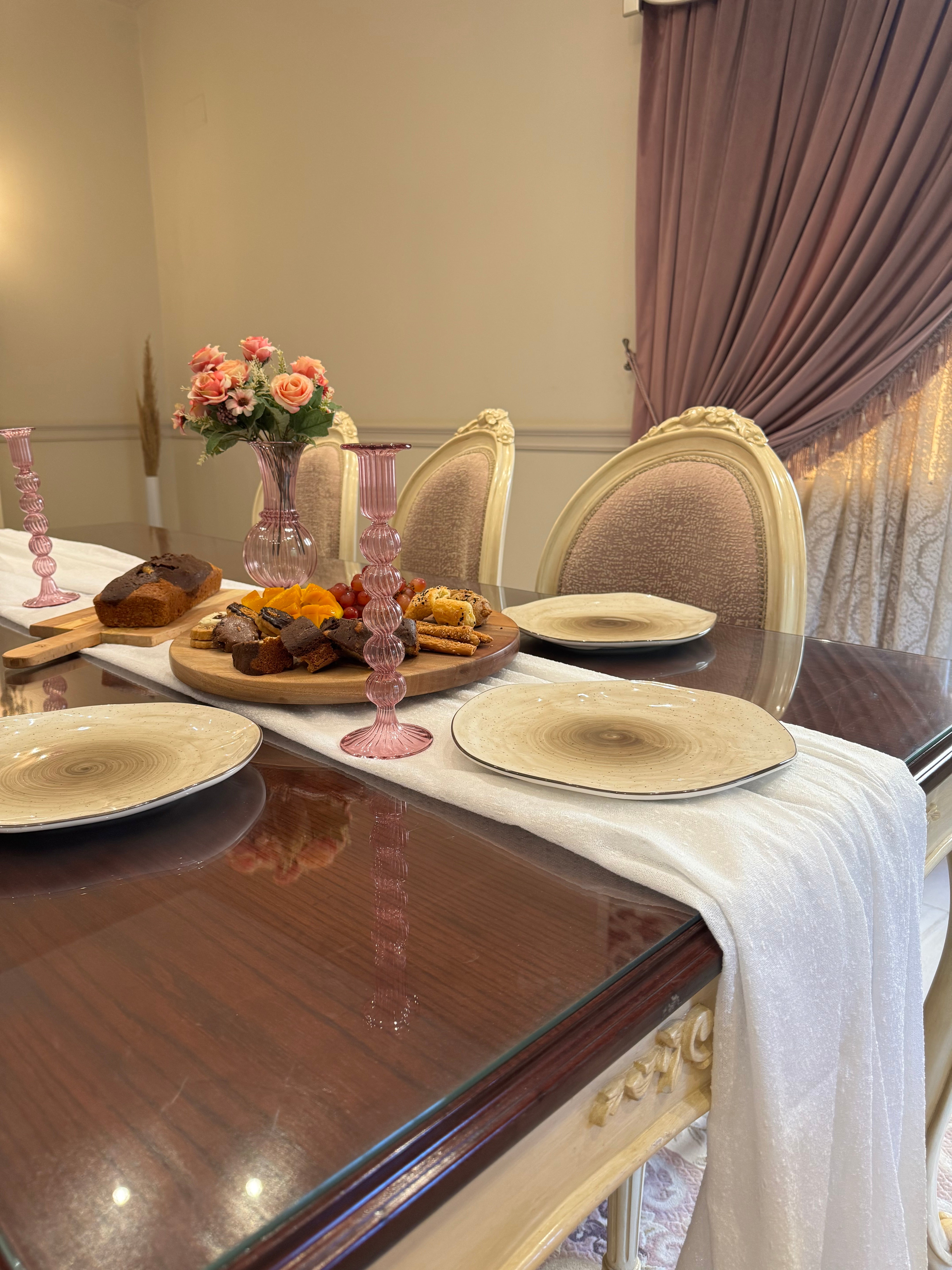 Pointed white table cloth