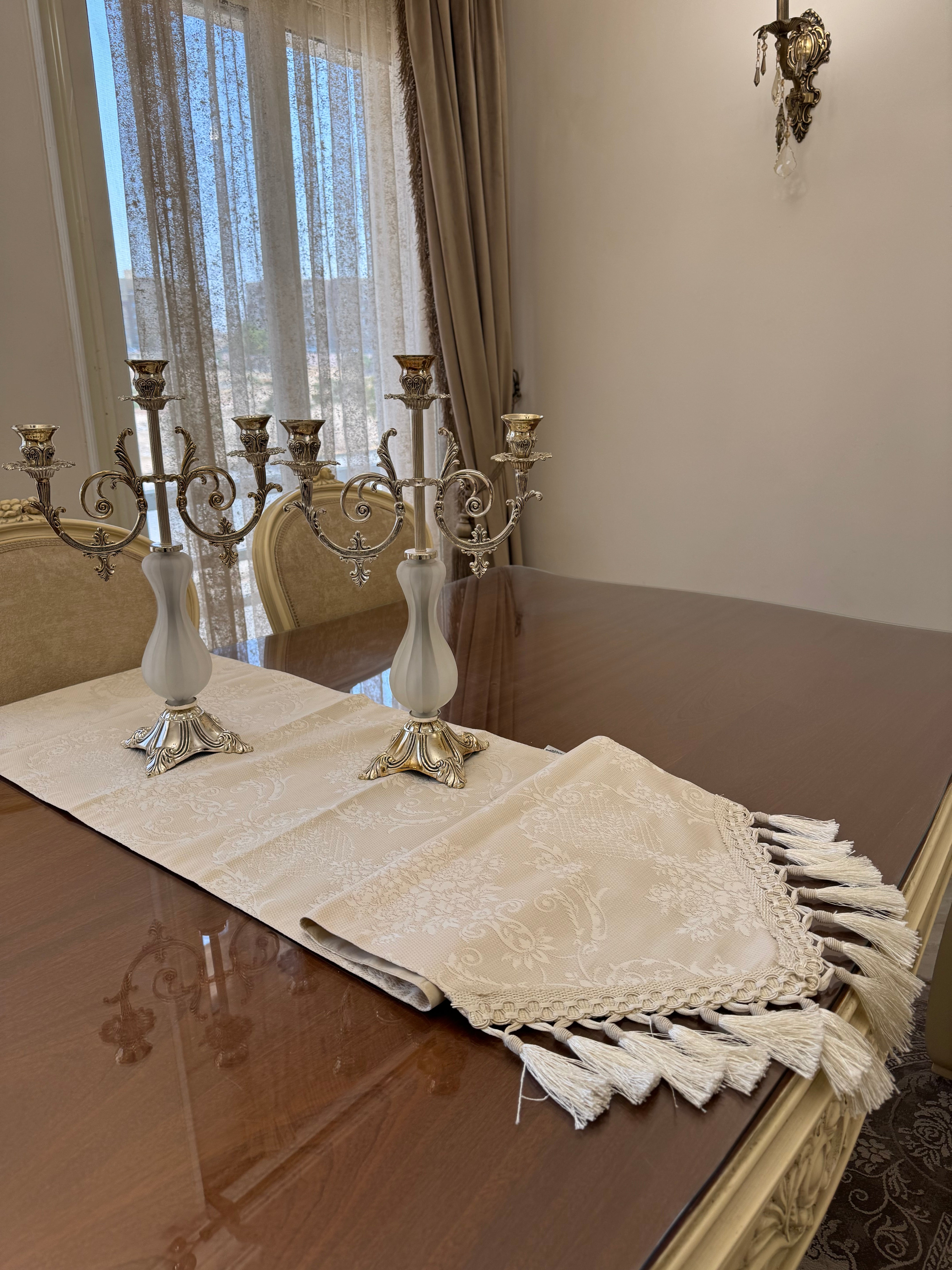 Royal offwhite table runner with tassels
