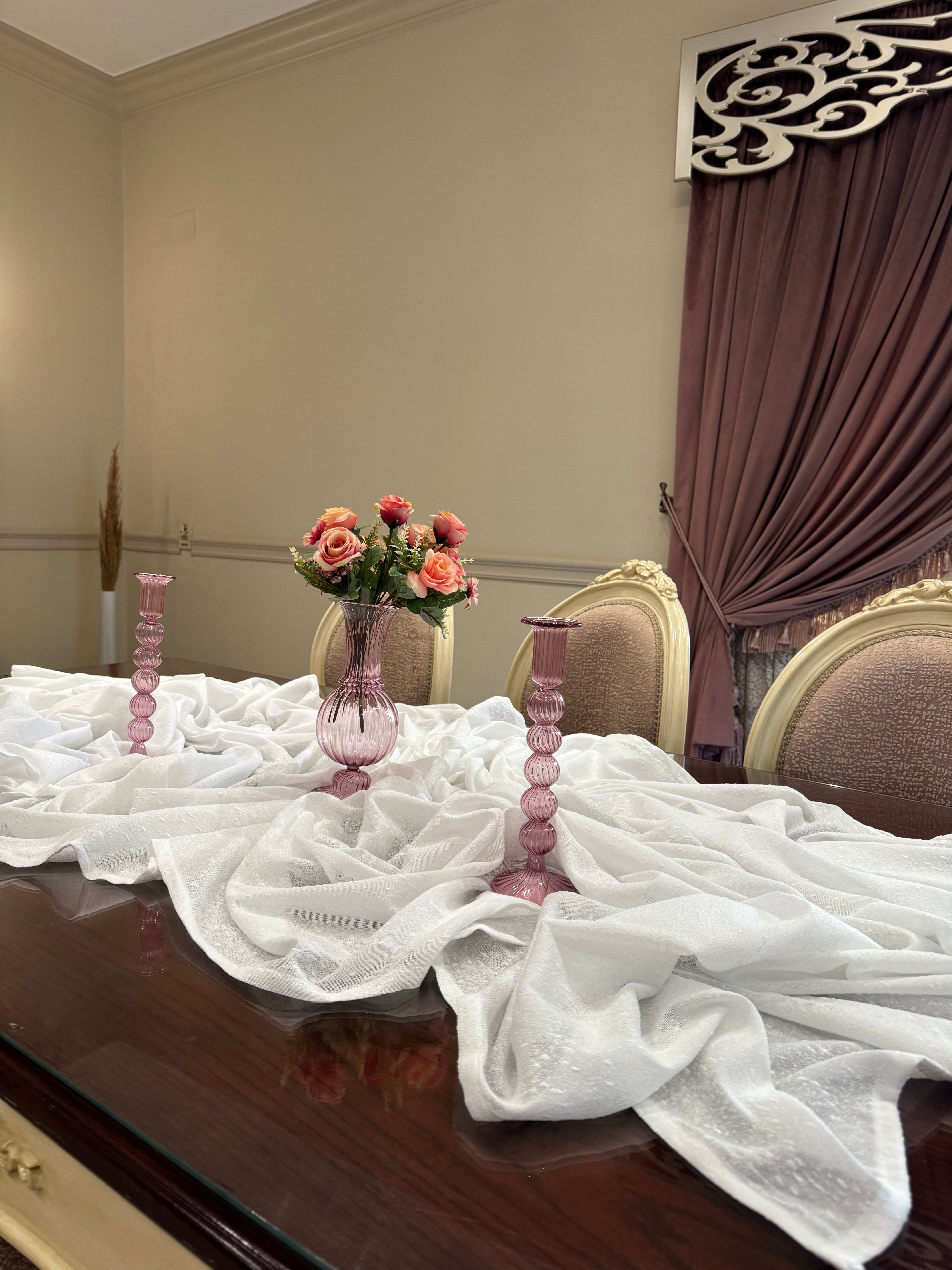 Pointed white table cloth