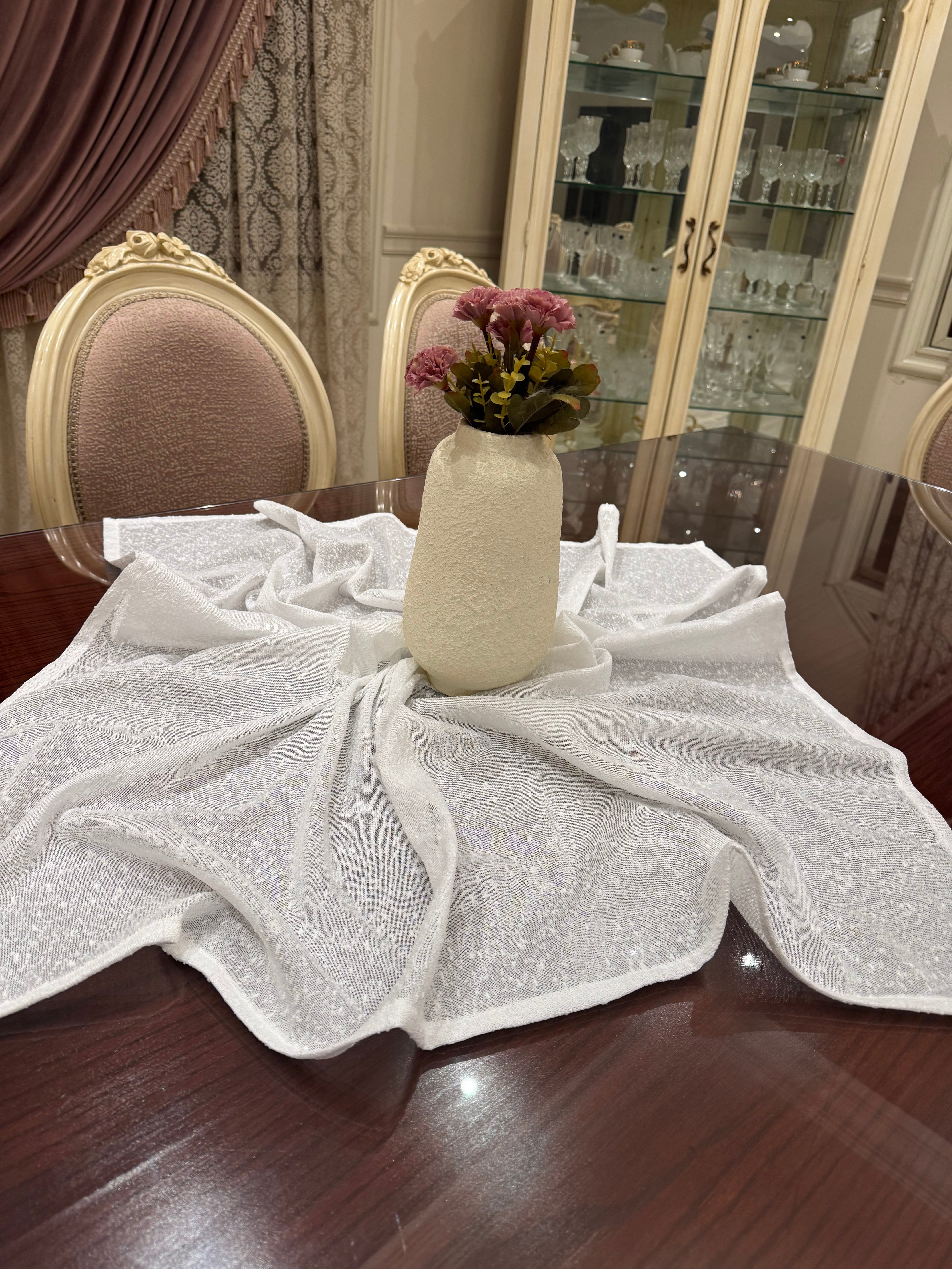 Pointed white table cloth
