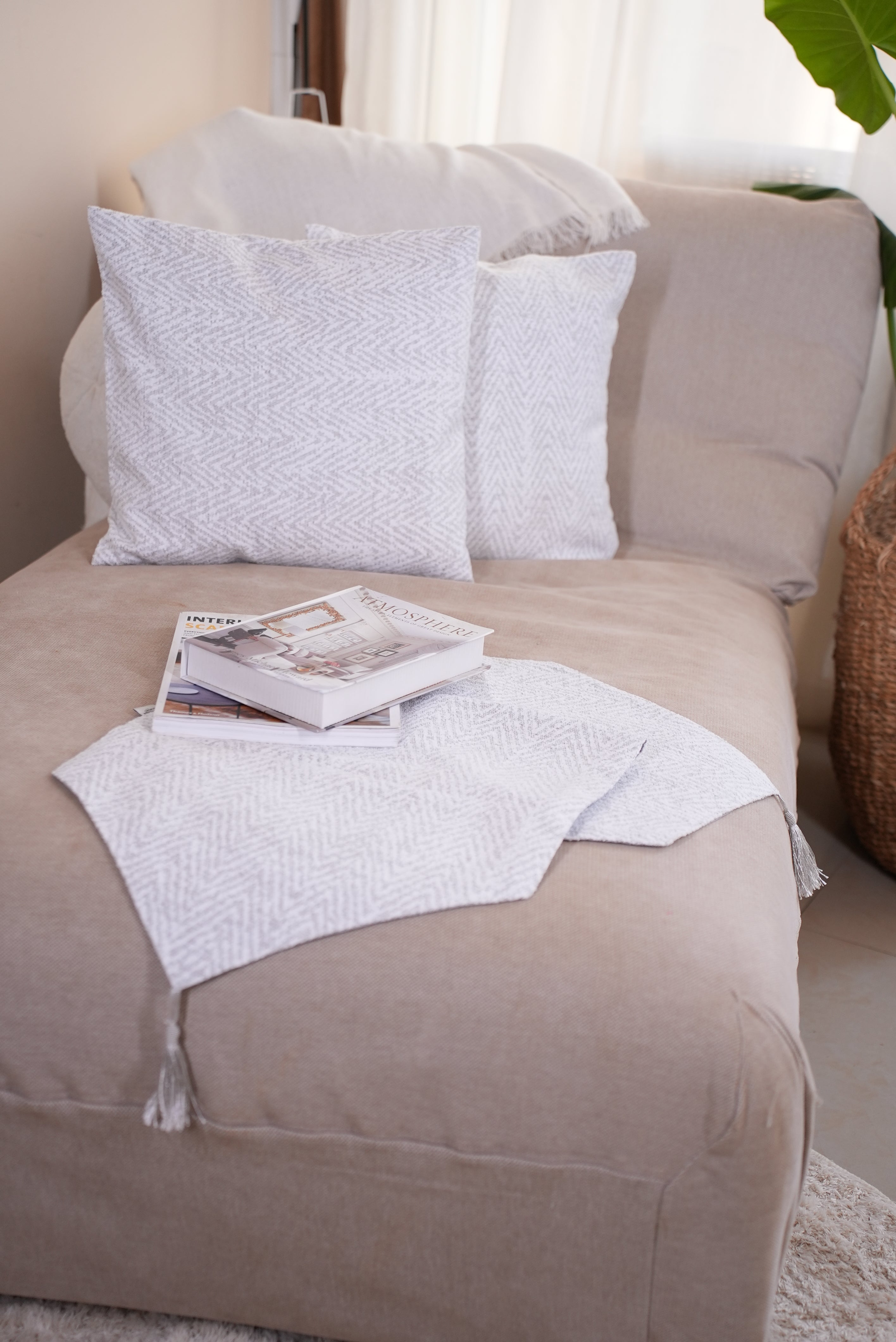 Grey*white modern table runner