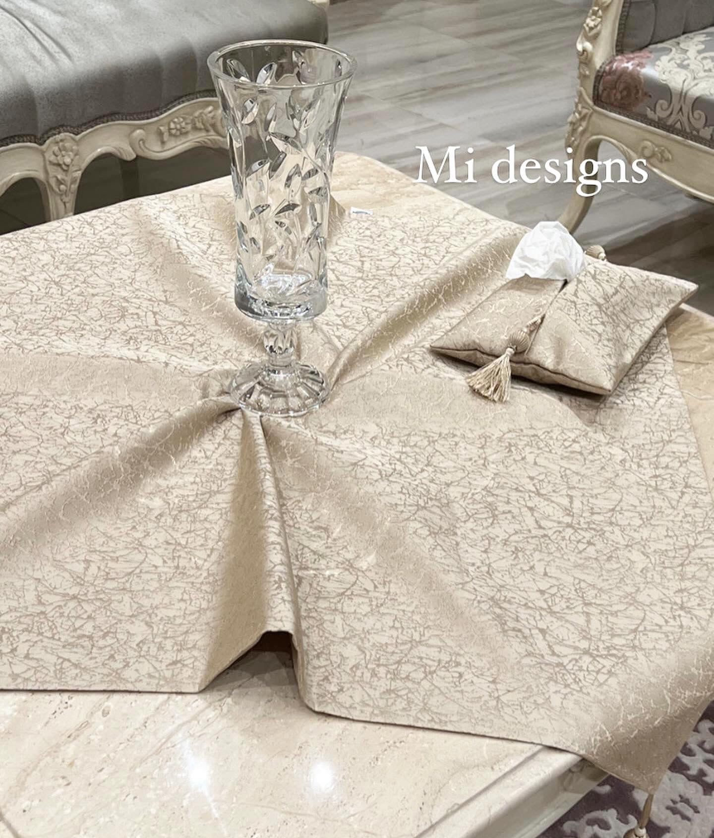Cafe*gold table runner