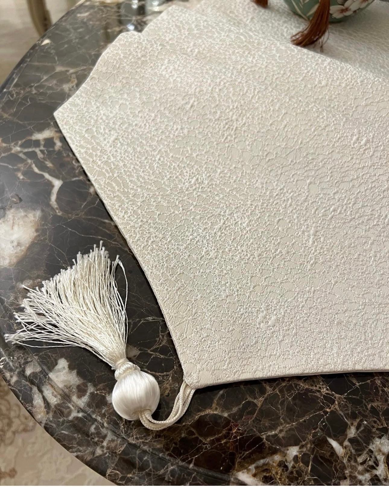 Crème table runner